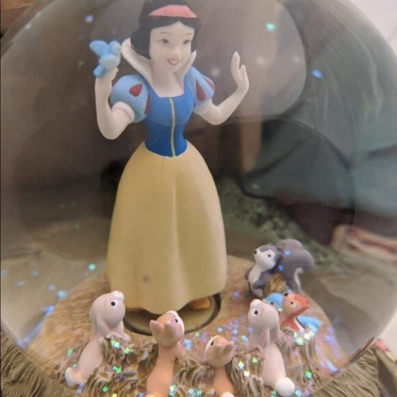 Disney SNOW WHITE & SEVEN DWARVES large Music SNOW GLOBE collectible holidays - Picture 5 of 13